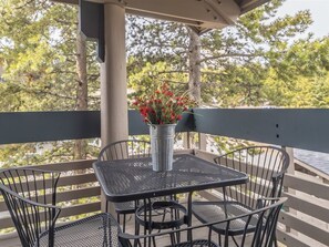Outdoor dining - Unique condo w/treehouse features, fireplace and fantastic location - Stillwater Skyhouse Escape (Big Sky)