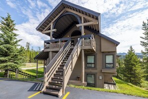 Exterior - Unique condo w/treehouse features, fireplace and fantastic location - Stillwater Skyhouse Escape (Big Sky)