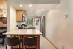Coffee/tea maker, fridge, microwave, oven