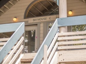 Exterior detail - Unique condo w/treehouse features, fireplace and fantastic location - Stillwater Skyhouse Escape (Big Sky)