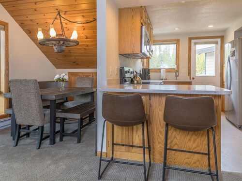 Unique condo w/treehouse features, fireplace and fantastic location - Stillwater Skyhouse Escape