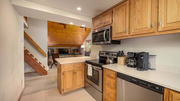 Coffee/tea maker, fridge, microwave, oven