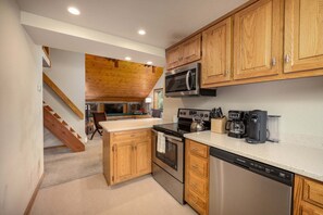 Coffee/tea maker, fridge, microwave, oven - Unique condo w/treehouse features, fireplace and fantastic location - Stillwater Skyhouse Escape (Big Sky)