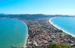 Aerial view - High level apartment, air cond. in every room and sea view (Bombinhas)