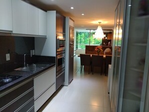 Geladeira, micro-ondas, fogão, cooktop