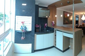 ثلاجة، ميكروويف، فرن، موقد طهي مسطح