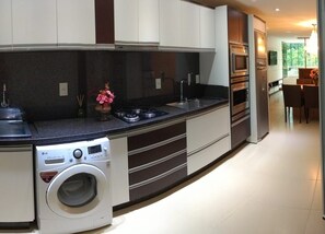 Geladeira, micro-ondas, fogão, cooktop