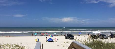 Plage à proximité, chaises longues, serviettes de plage