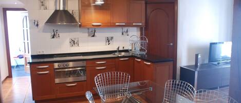 Réfrigérateur, four à micro-ondes, un four, surface de cuisson