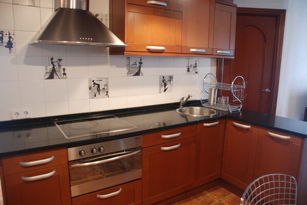 Frigorifero, microonde, forno, piano cottura