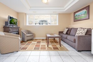 TV, fireplace
