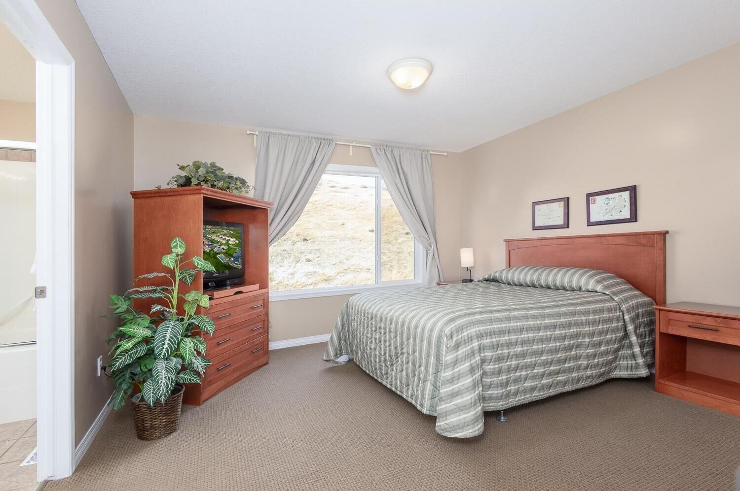 4 bedrooms, iron/ironing board, travel crib, free WiFi