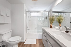 Bañera, secador de pelo, toallas y jabón