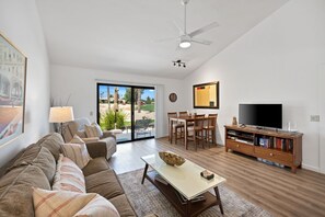 Smart-TV, DVD-Player, Bücher