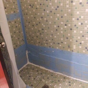 Een douche, handdoeken, toiletpapier