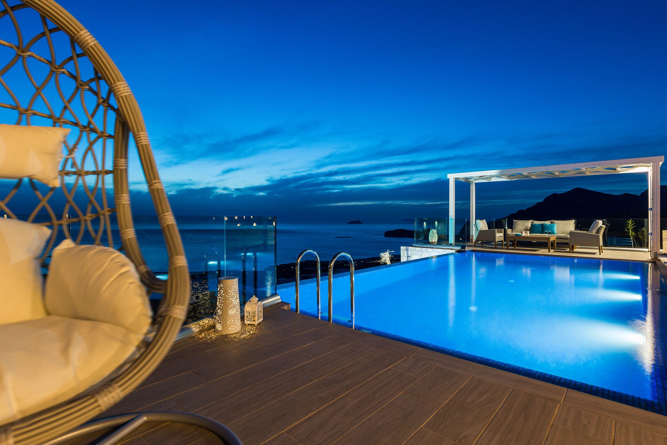 Outdoor pool, an infinity pool