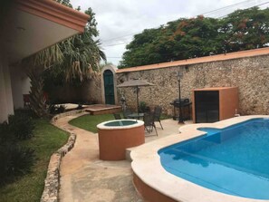 Una piscina al aire libre