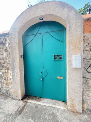 A turquoise door with a metal vent, a keyhole, and a small plaque. - Villa Odalys. Acogedora casa estilo Mexicano ! (Merida)