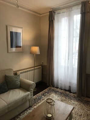 Fernseher, DVD-Player, Bücher, Stereoanlage