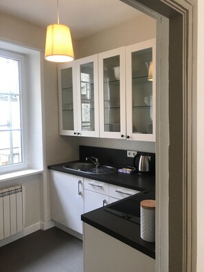 Réfrigérateur, four à micro-ondes, un four, surface de cuisson
