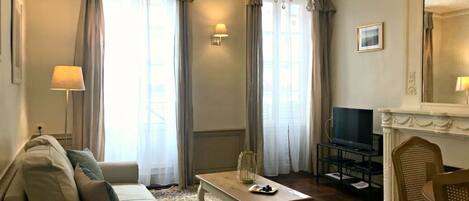 Televisión, reproductor de DVD, libros y estéreo