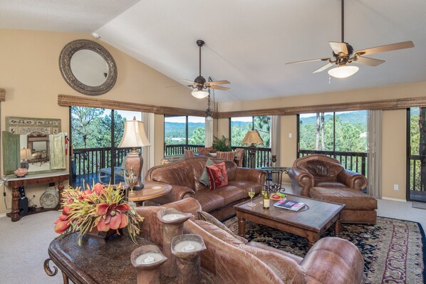 Smart-TV, peis og bøker