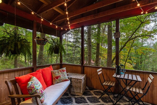 Outdoor dining - Mountain Melody is Your basecamp near the Great Smoky Mountain National Park. (Bryson City)