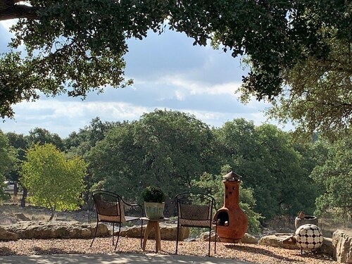Romantic Getaway; Peaceful Hill Country Retreat; Beautiful Balcony Views!