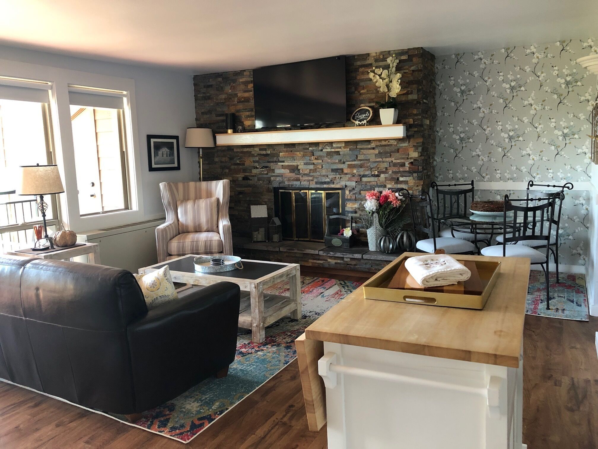 Stunning New Renovated 7th Mt Resort Condo, Pool, Pub, Hike, Golf, AC