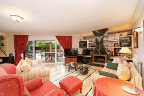 Televisión, chimenea, reproductor de DVD, biblioteca de música