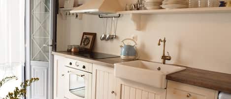 Fridge, oven, stovetop, dishwasher
