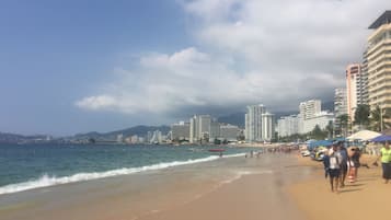Ligstoelen aan het strand