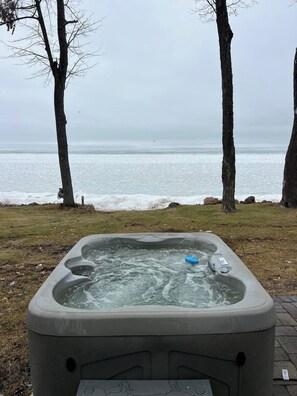 Outdoor spa tub - MilleLacs Lakeside Getaway-SAUNA-HOT Tub-Cozy Fire (Isle)