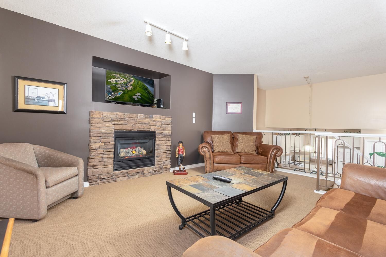Smart TV, fireplace
