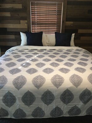 2 bedrooms, desk, iron/ironing board, WiFi - Comfy, Cozy Woodlyn Home/Getaway
Close to Sports, Highways, City + More! (Woodlyn)