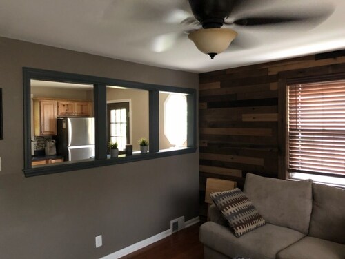 Comfy, Cozy Woodlyn Home/Getaway
Close to Sports, Highways, City + More!