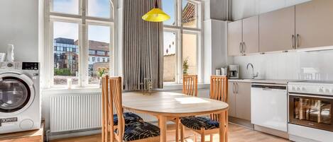 Kylskåp, spishäll, diskmaskin och kaffe- och tebryggare