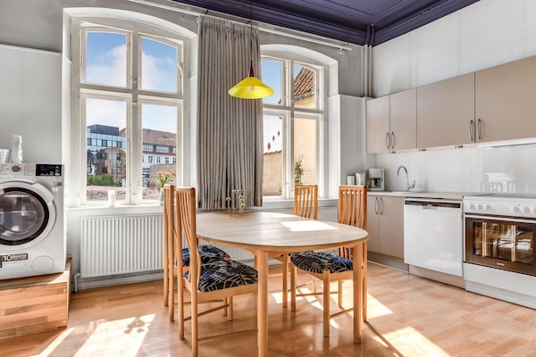 Refrigerador, parrilla de estufa, lavavajillas y cafetera y tetera