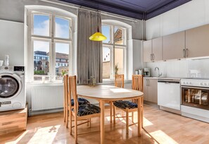 Réfrigérateur, plaque de cuisson, lave-vaisselle, cafetière/bouilloire