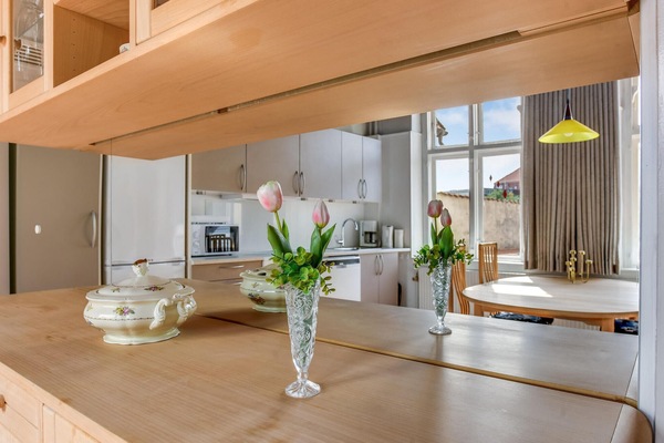 Refrigerador, parrilla de estufa, lavavajillas y cafetera y tetera