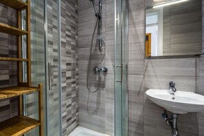 Asciugacapelli, asciugamani, sapone, carta igienica