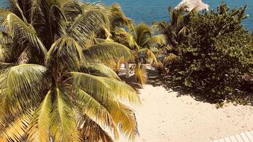 En la playa, sillas reclinables de playa, toallas de playa