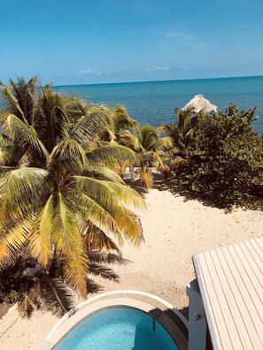 En la playa, camastros y toallas de playa 