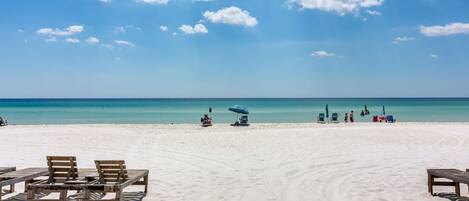 En la playa y camastros