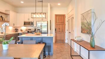 Jääkaappi, mikroaaltouuni, uuni, liesi