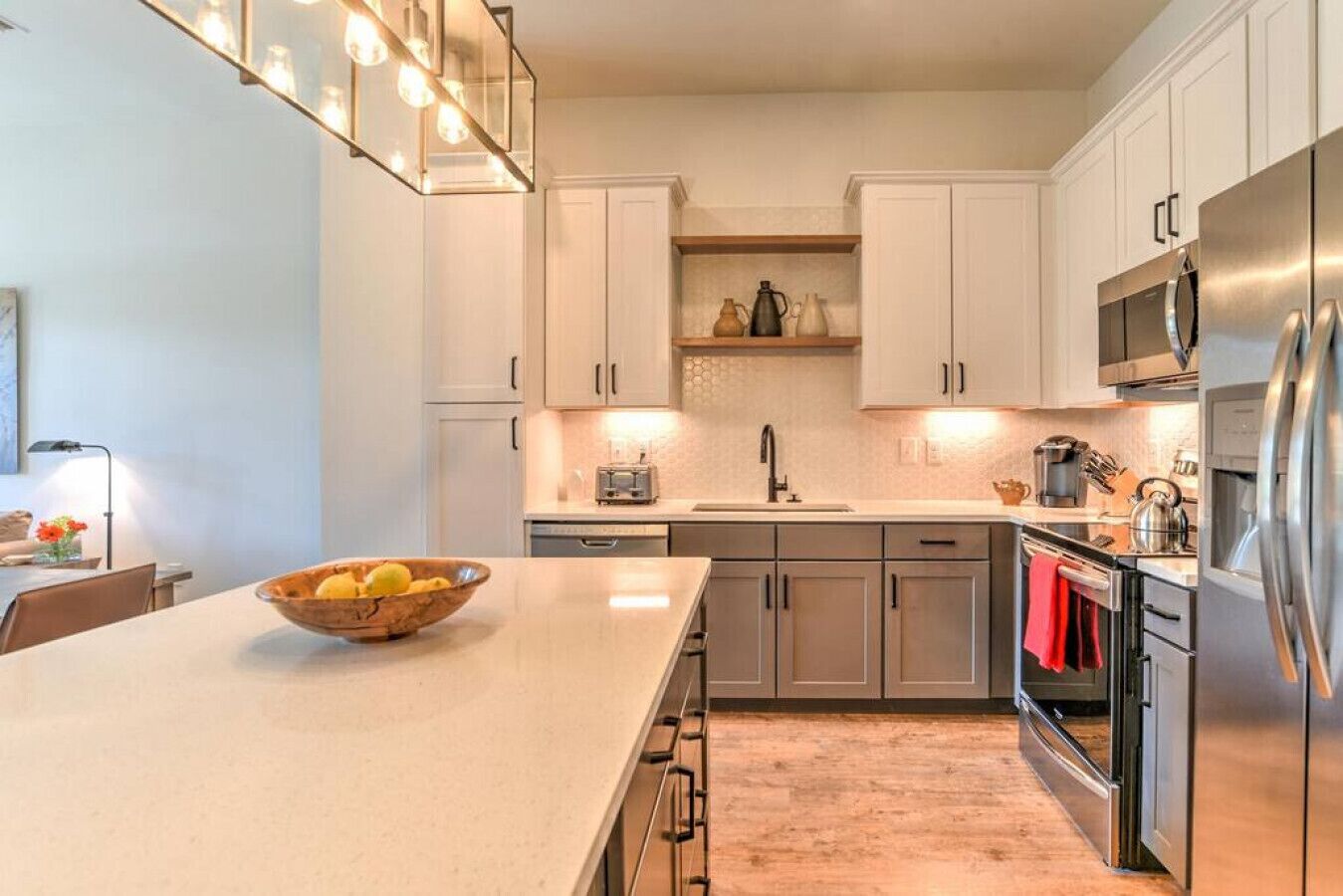 Kjøleskap, mikrobølgeovn, ovn og kokeplater