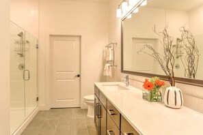 Hair dryer, towels - Luxury condo Unit  #207 (Asheville)