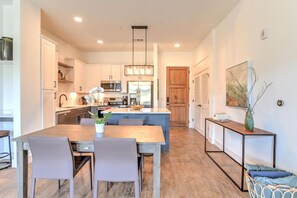 Dining - Luxury condo Unit  #207 (Asheville)