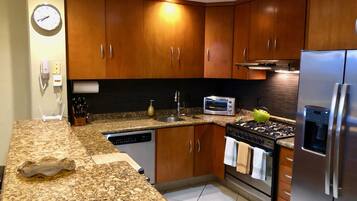 Condo de lujo | Cocina privada | Periquera y artículos de limpieza