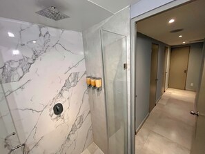 Bathroom shower - The Yellow Capsule Cancun Close to Airport (Cancun)